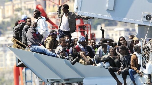 Loď italské pobřežní stráže přiváží další skupinu uprchlíků z Afriky