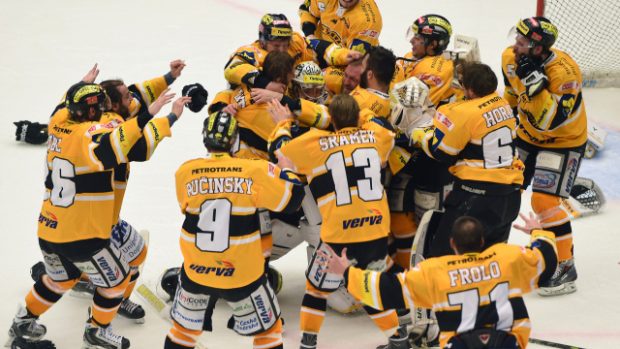 Hokejisté Litvínova se radují z vítězství v sedmém finálovém zápase a zisku mistrovského titulu