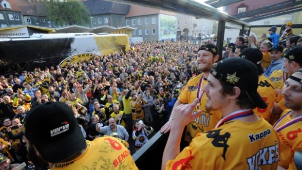 Litvínovské hokejisty čekalo plné prostranství před stadionem