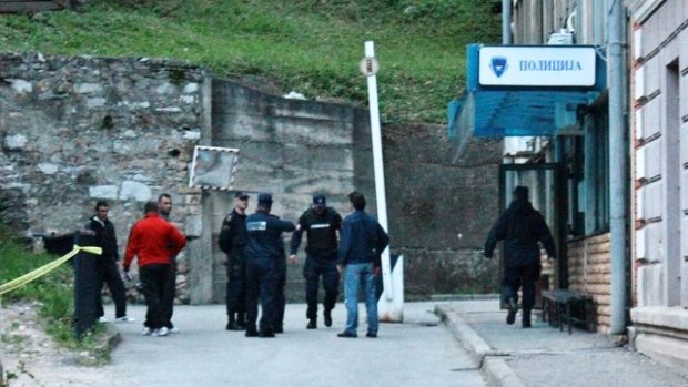 Policejní stanice ve městě Zvornik se stala terčem ozbrojeného útočníka