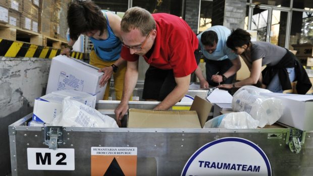 Členové českého záchranářského týmu balili léky a zdravotnické potřeby před odletem do Nepálu