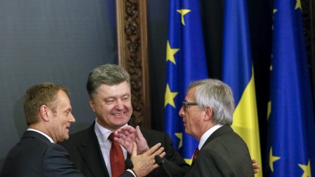 Donald Tusk, Petro Pošenko a Jean Claude Juncker na konferenci v Kyjevě