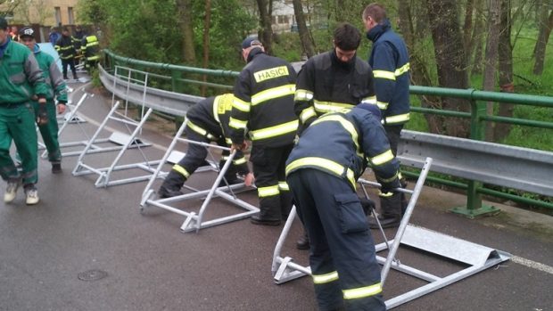 Cvičná stavba mobilních protipovodňových zábran v Praze - Hostivaři