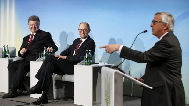 Ukrajinský premiér Arsenij Jaceňuk (na fotografii uprostřed) spolu s předsedou Evropské komise Jeanem-Claudem Junckerem a ukrajinským prezidentem Petrem Porošenkem během konference na podporu Ukrajiny