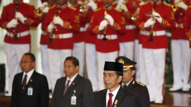 Indonéský prezident Widodo (dole uprostřed) nevyhověl mezinárodním protestům a neodvrátil poravy pašeráků drog (archivní foto)