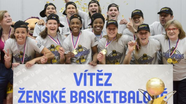 Basketbalistky USK se radují z již devátého titulu ve své klubové historii
