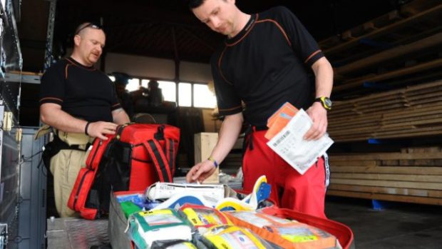 Český tým záchranářů před odletem do Káthmándú