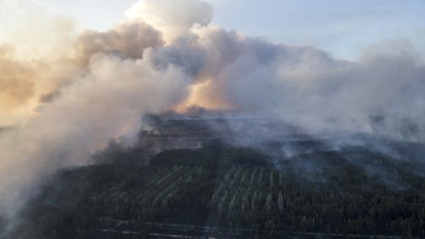 Kouř z lesních požárů v blízkosti černobylské jaderné elektrárny
