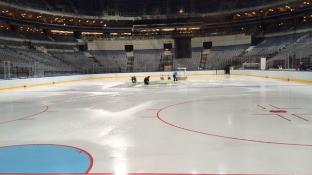 Ledová plocha v O2 aréně se rozšířila podle pokynů IIHF. Připravovala ji švýcarská firma