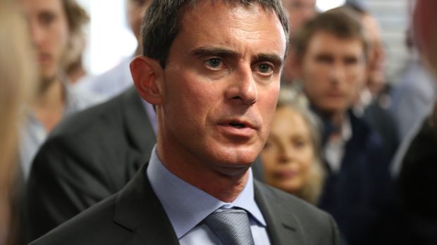 Premiér Manuel Valls nejenže prezidenta nekryje, místy to dokonce vypadá, že prezident zaniká v jeho stínu