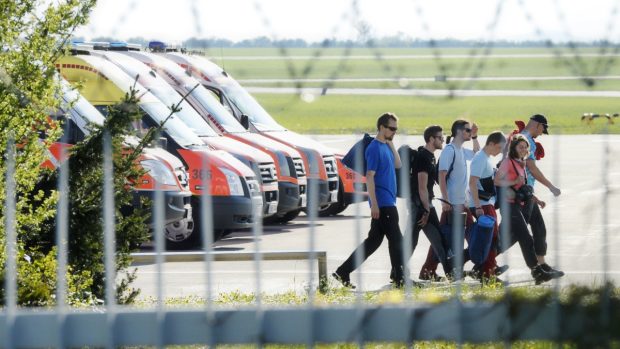 Část pasažérů speciálu, který přivezl do Prahy turisty evakuované z Nepálu