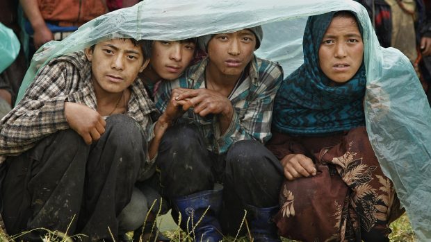 Nepálcům, kteří přežili zemětřesení, teď chybí hlavně přístřeší