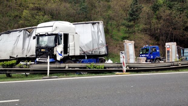 Dálnici D5 u Prahy uzavřela nehoda dvou kamionů