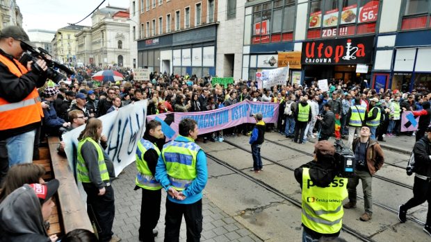 Pochodu přívrženců Dělnické mládeže v Brně se postavilo asi 1500 lidí