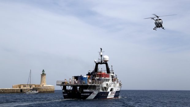 Lodě italské a francouzské pobřežní stráže pátrají po dalších plavidlech s běženci