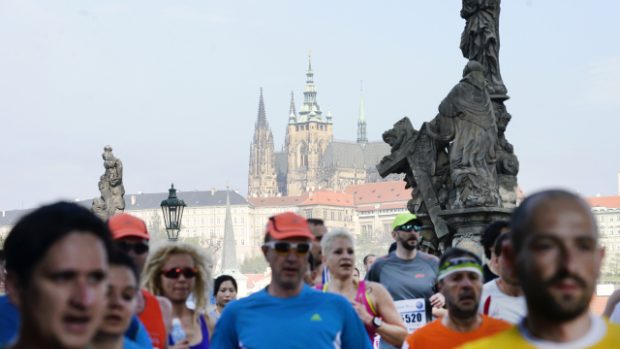 Pražského maratonu se zúčastnilo deset tisíc běžců