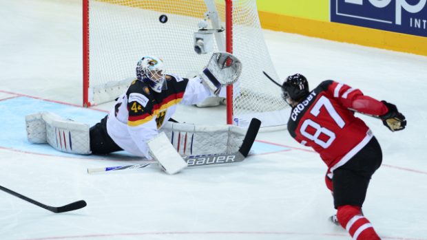 Kanaďan Sidney Crosby překonává německého gólmana Dennise Endrase