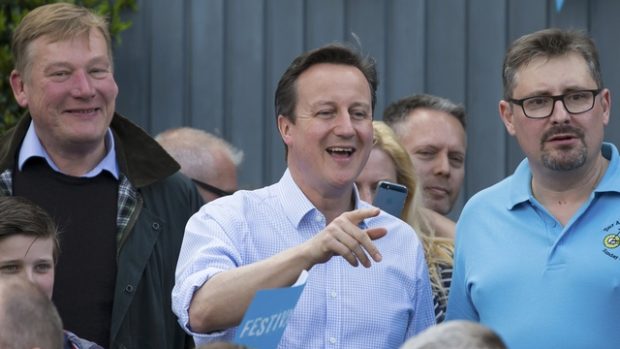 Britský premiér David Cameron vrátil do předvolební kampaně téma referenda o setrvání v EU