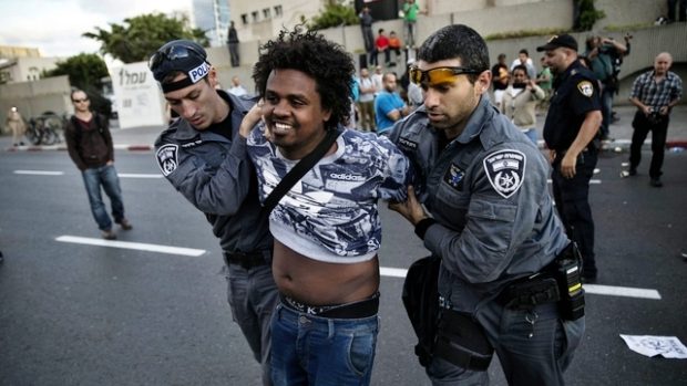 Policie odvádí mladého Izraelce etiopského původu na demonstraci v Tel Avivu