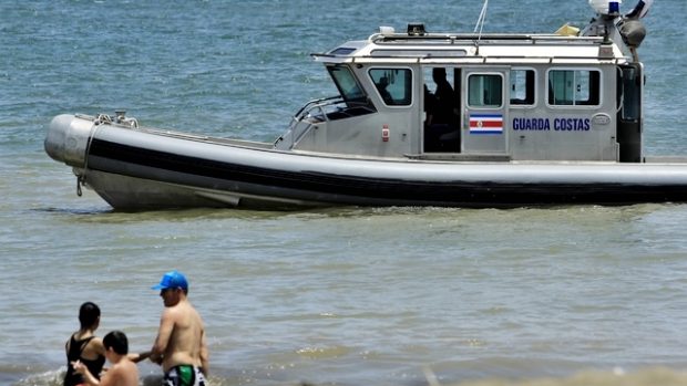 Kostarická pobřežní stráž upozorňuje lidi na pláži na zákaz koupání