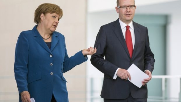 Německá kancléřka Angela Merkelová a český premiér Bohuslav Sobotka po jednání v Berlíně