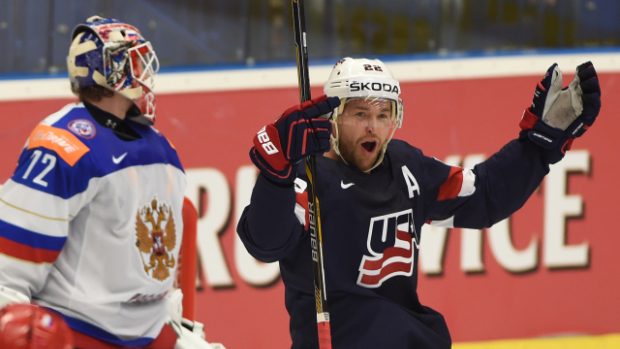 Útočník USA Trevor Lewis se raduje z gólu v utkání s Ruskem