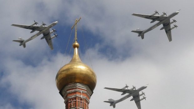Ruská letadla během nácviku slavnostního přeletu na přehlídku 9. května