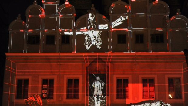 Videomapping na Staroměstském náměstí. Projekci k oslavám výročí Pražského povstání připravil Český rozhlas