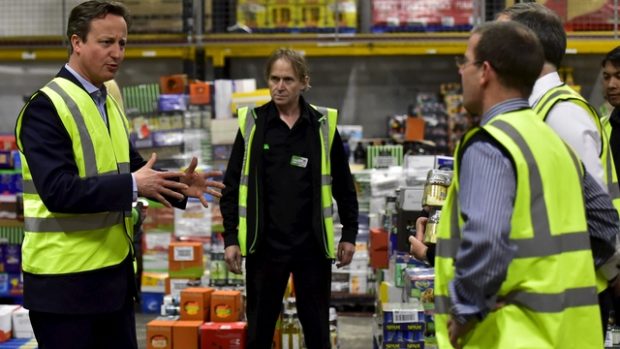 Předvolební kampaň ve Velké Británii. Na snímku britský premiér David Cameron v rozhovoru se zaměstnanci noční směny supermarketu v Bristolu na jihozápadě Anglie