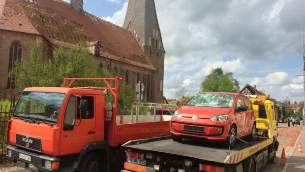 Odvoz zdemolovaných aut po tornádu ve městě Bützow