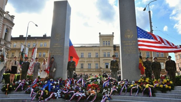 Několik tisíc lidí přišlo v Plzni na vzpomínkový akt u pomníku Díky, Ameriko