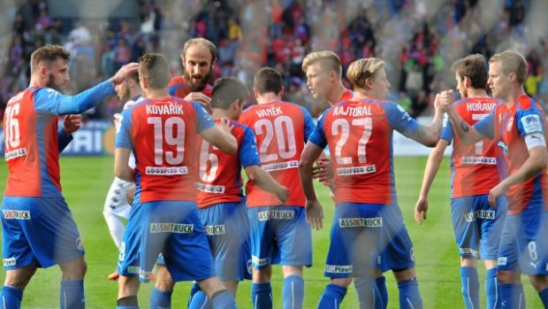 Fotbalisté Plzně se radují z gólu v utkání se Slováckem