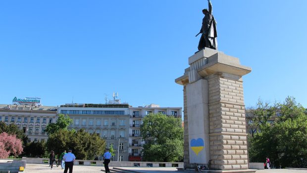 Vandal posprejoval pomník Osvobození na Moravském náměstí v Brně