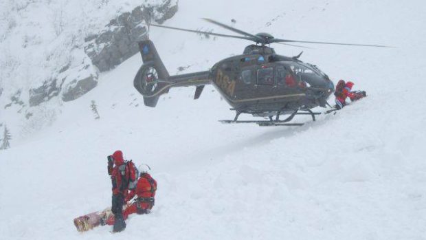 Letecká záchranná služba zasahuje u obří laviny, která se sesunula v Krkonoších v oblasti Studniční jámy