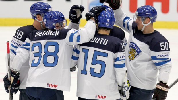 Hokejisté Finska se radují po vítězství nad Slovinskem