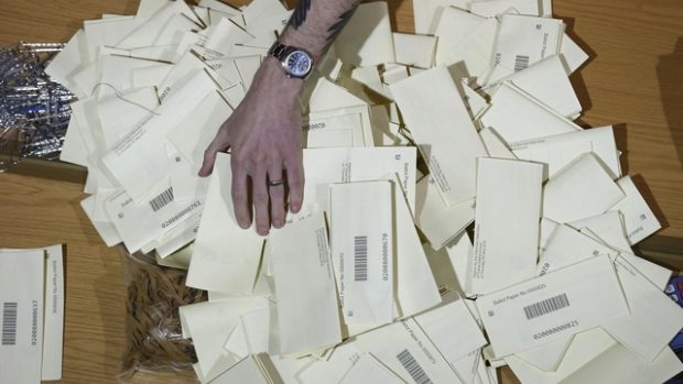 Volební místnosti ve Velké Británii se uzavřely, začíná sčítání hlasů