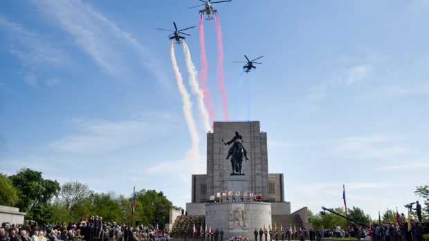Veteráni, vojáci a politici si na pražském Vítkově připomněli 70 let od konce 2. světové války, vrtulníky Mi-24