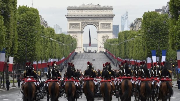 Francouzská vojenská garda při slavnostním pochodu od Vítězného oblouku v Paříži
