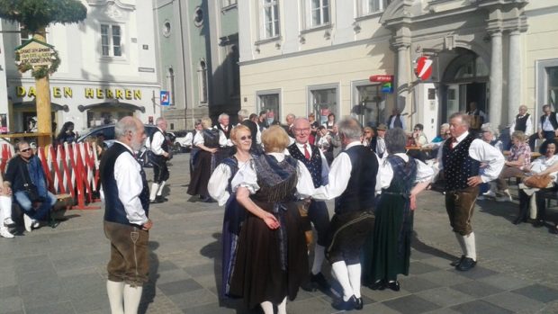 V době utkání Česko - Rakousko se na náměstí v Linci vesele tančilo za zvuku heligonky