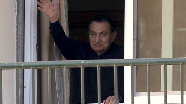 Bývalý egyptský prezident Husní Mubarak mává svým příznivcům z vojenské nemocnice