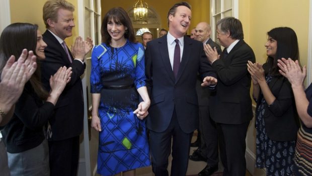 Staronový britský premiér David Cameron se svou ženou Samathou v Downing Street 10