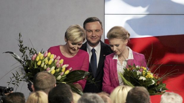 Nejvíc hlasů v prvním kole polských prezidentských voleb získal podle odhadů Andrzej Duda