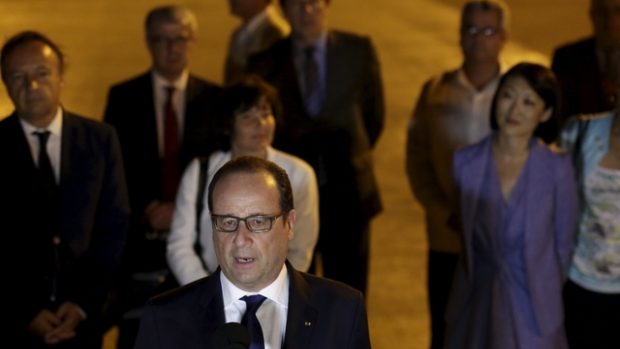 Francouzský prezident François Hollande dorazil na Kubu. Po příletu odpovídal na otázky novinářů