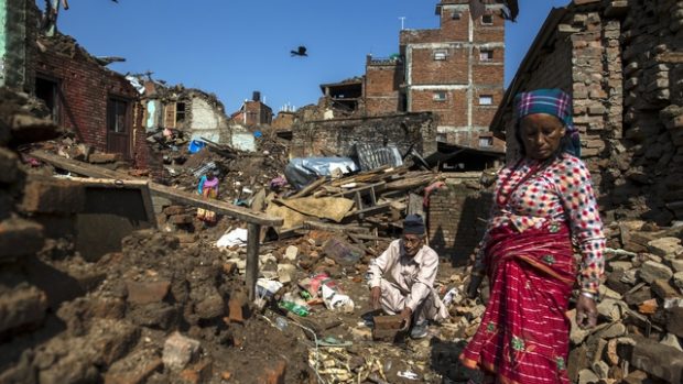 Nepálci odklízejí trosky na předměstí Káthmándú