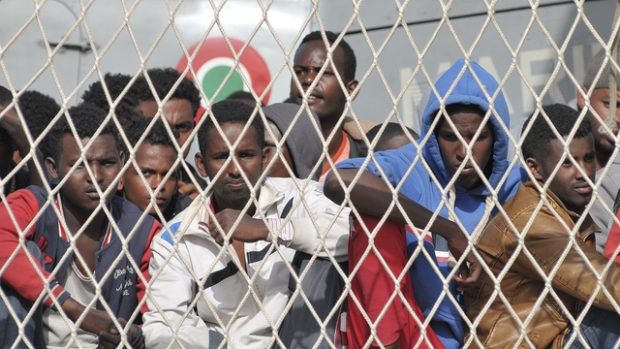 Afričtí imigranti na lodi kotvící v sicilském Palermu