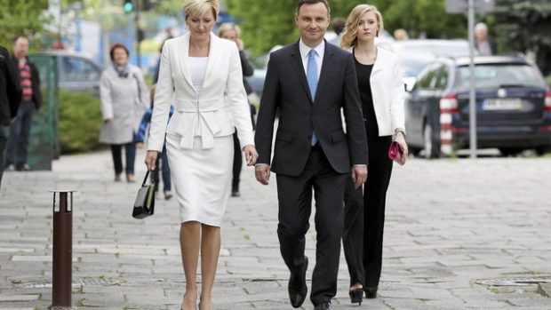 Překvapivým vítězem prvního kola je Andrzej Duda. Na fotografii s manželkou (vlevo) a dcerou