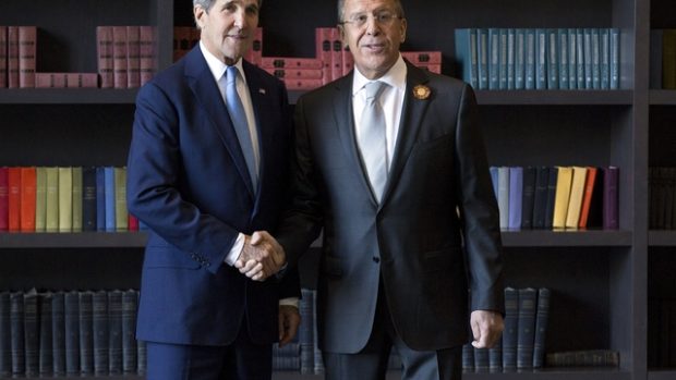 V Soči jednali ministři zahraničí Ruska a USA Sergej Lavrov (vpravo)  a John Kerry