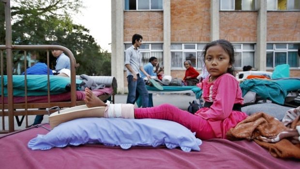 Zranění dívka musela být evakuována z nemocnice v Káthmándú po nových otřesech