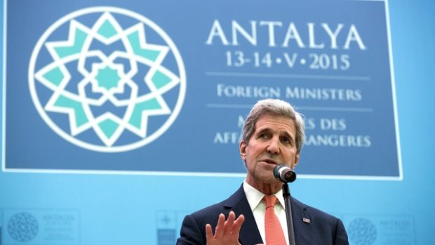 Ministr zahraničí USA John Kerry na zasedání NATO v Antalyi
