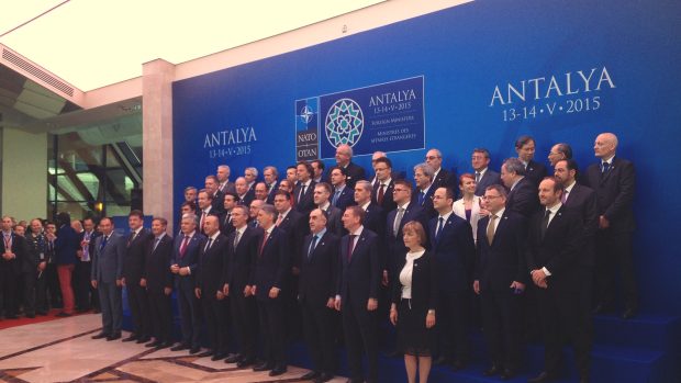 Takzvané rodinné foto ze schůzky ministrů zahraničí zemí NATO v Antalyi